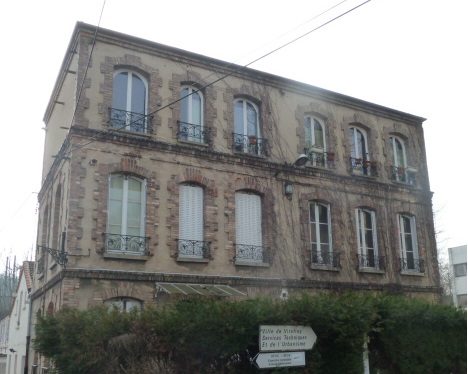 Avant : enduit à la chaux sur un bâtiment ancien à Viroflay